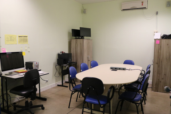 Sala com isolamento acústico e computador com softwares NVivo e ObserverXT